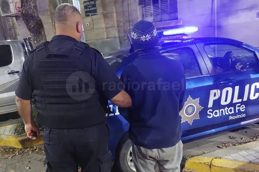 A los gritos, insultaron a la policía y uno escupió a un efectivo
