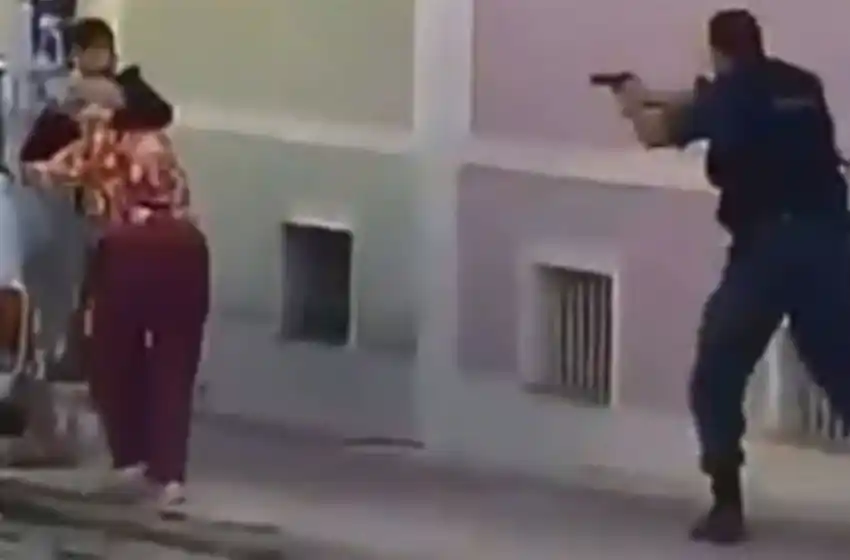 Mientras Argentina avanza con el protocolo policial, Bolsonaro felicitó a un policía que mató a un ladrón