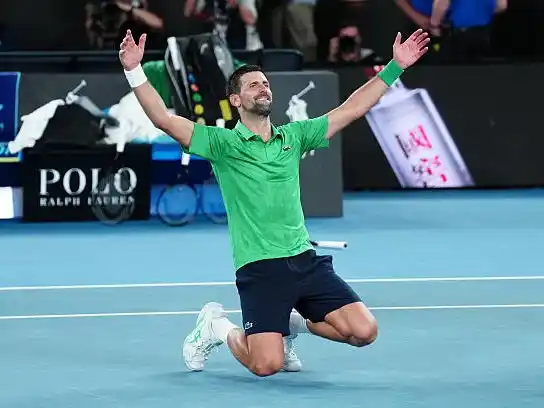 Djokovic se derrumba luego del épico triunfo ante Sinner.