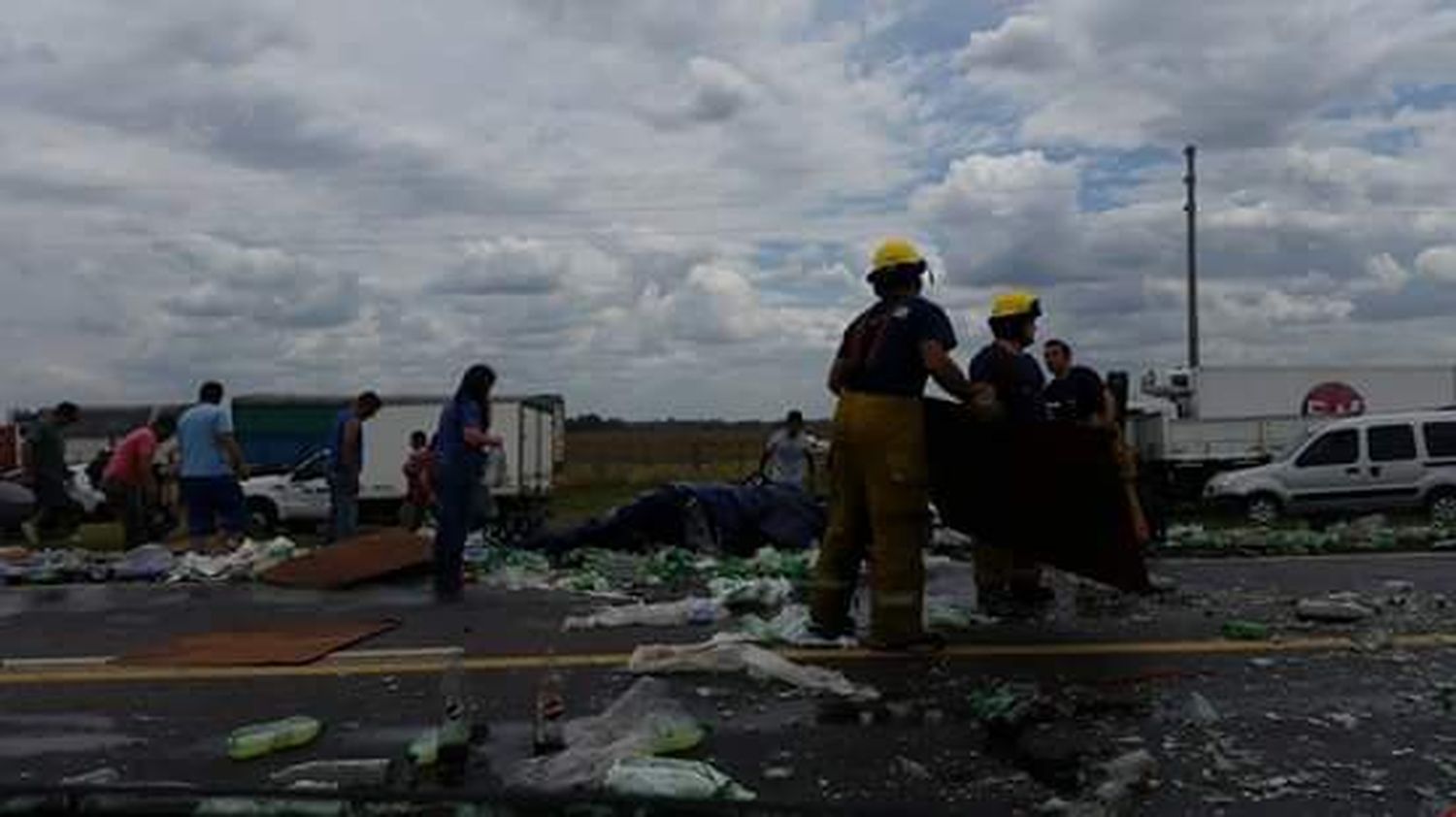 Mercedes: Chocó un camión, derramó la carga y le saquearon la mercadería