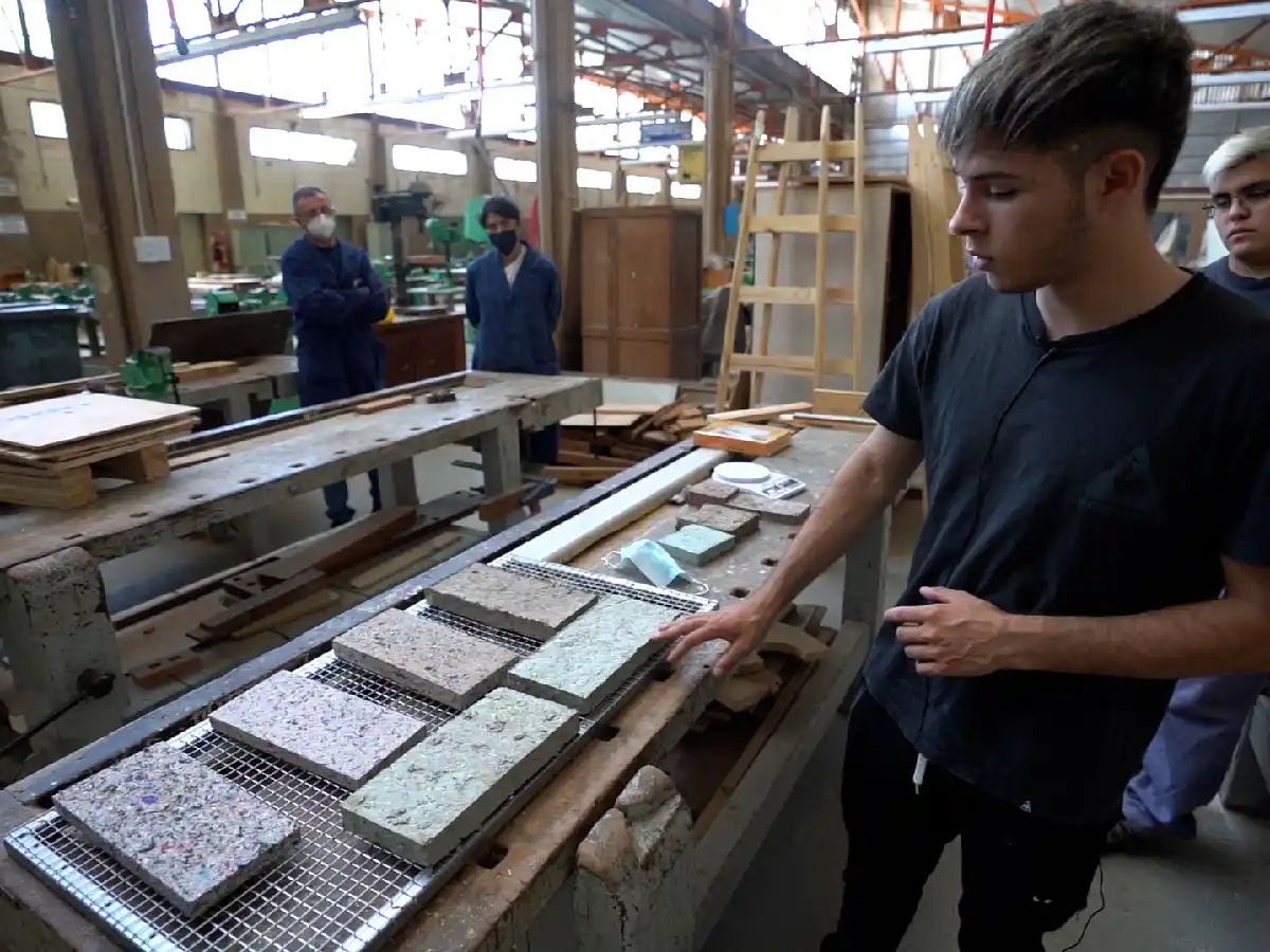 Viruta, tela y papel: la receta de los ecoladrillos 2.0 del Ipet 50    