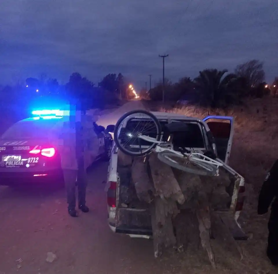 La camioneta en la que trasladaban los durmientes y la bicicleta.