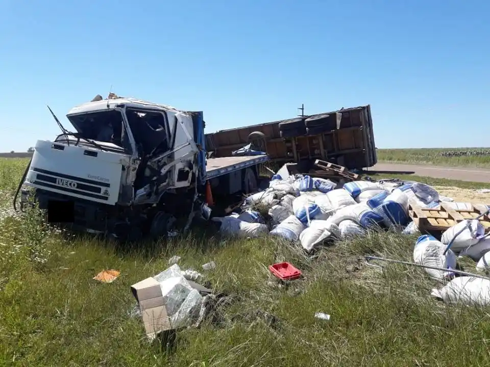 El cansancio fue la causa de que colisionara con otro camión