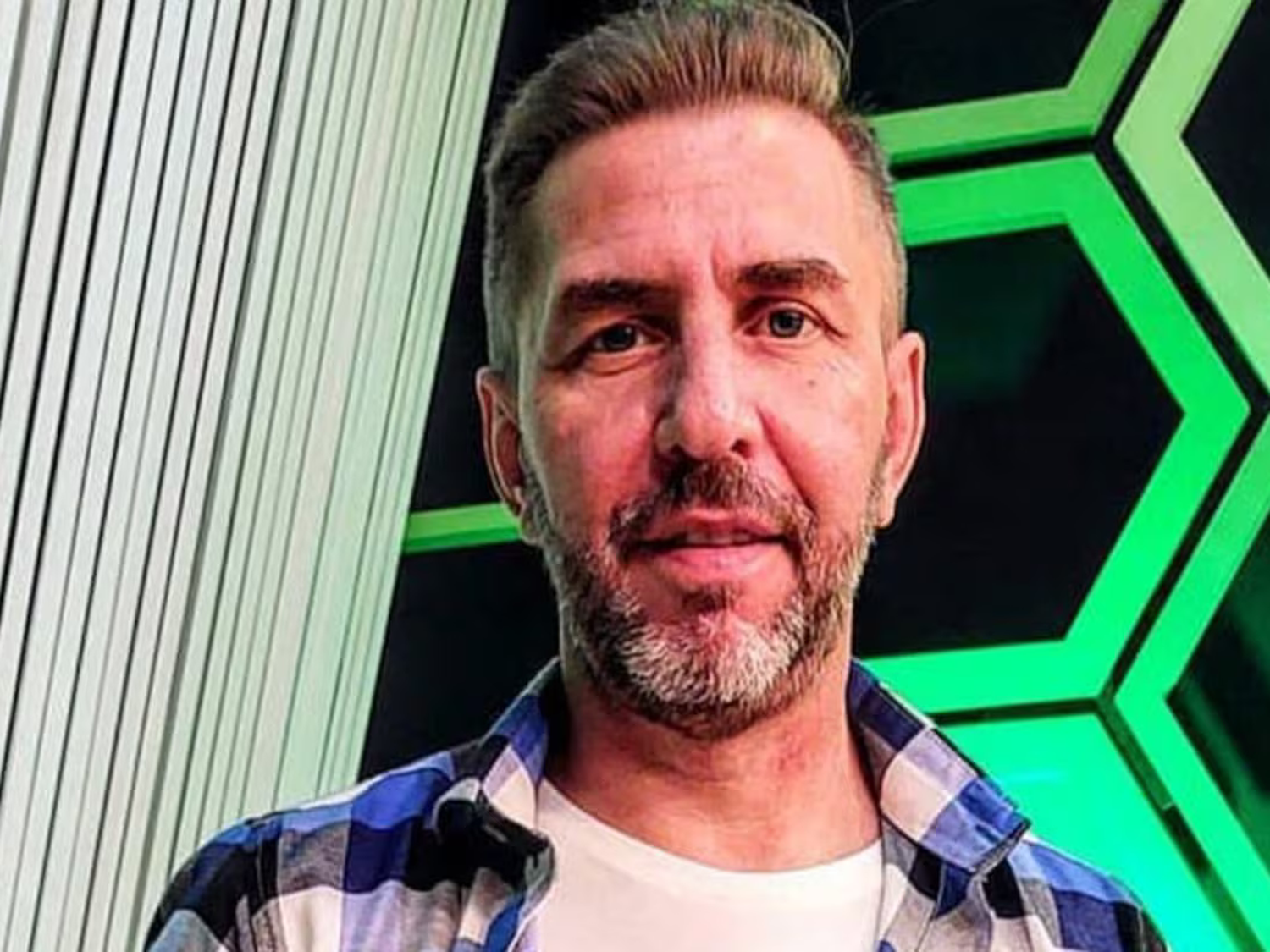 Emiliano Pinsón parte a España para un tratamiento experimental contra el Parkinson