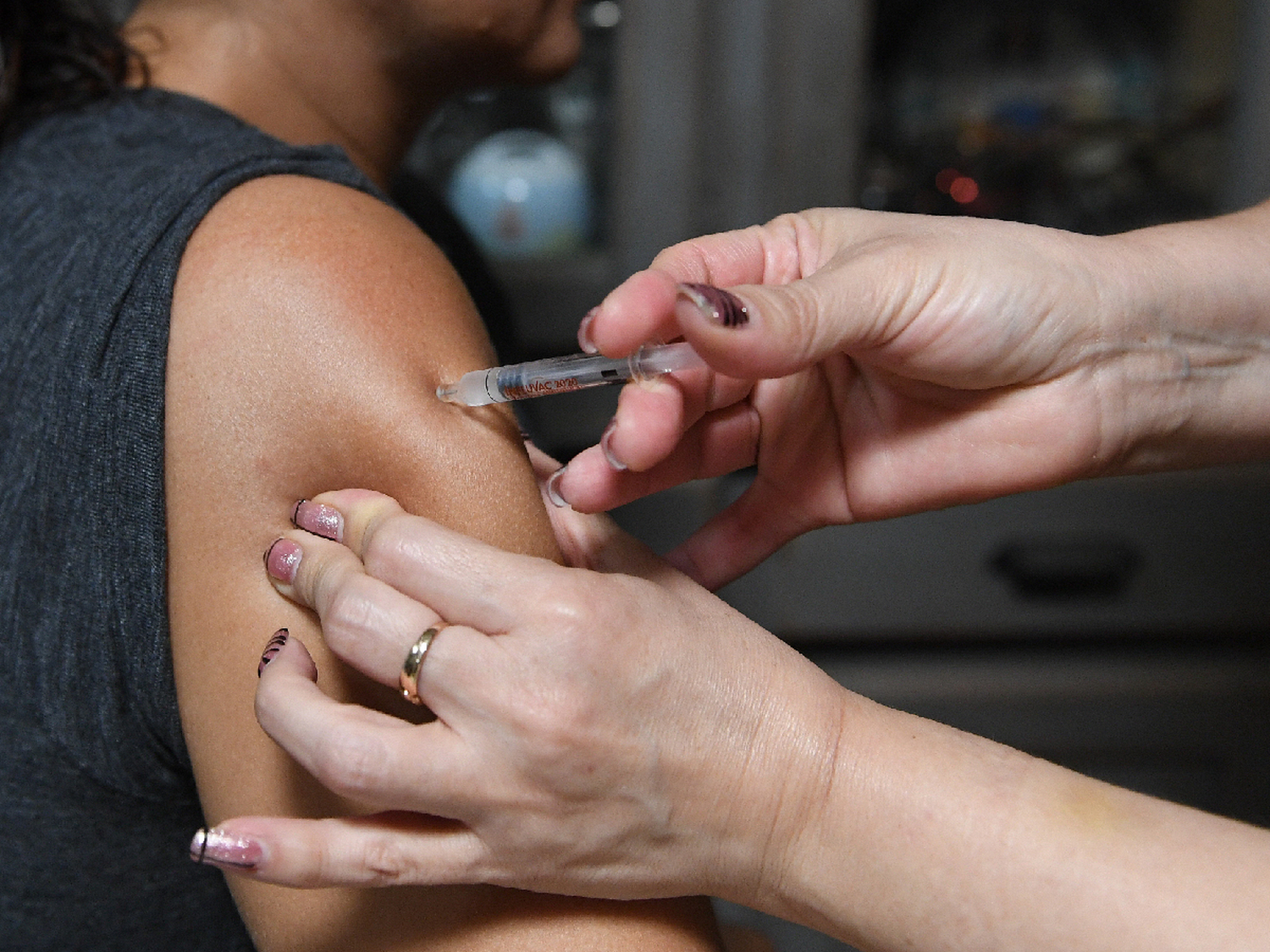 Gripe: esperan más dosis para continuar vacunando casa por casa