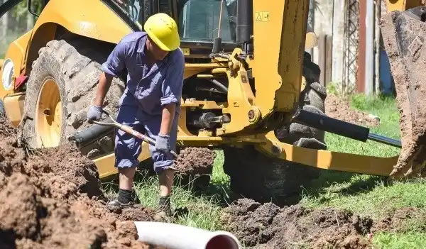 Javier Gastón: “En pocos días comenzaremos con la ampliación de la red cloacal del barrio Fátima”