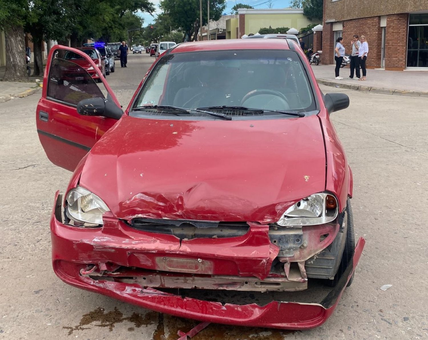 El automóvil fue puesto sobre sus cuatro ruedas por transeúntes. Crédito: Bomberos de Venado Tuerto.