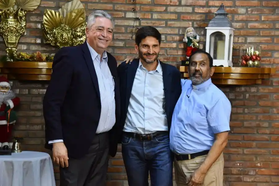 Histórico saludo de fin de año: Pullaro envió un mensaje de fe acompañado por el padre Ignacio y un pastor evangélico