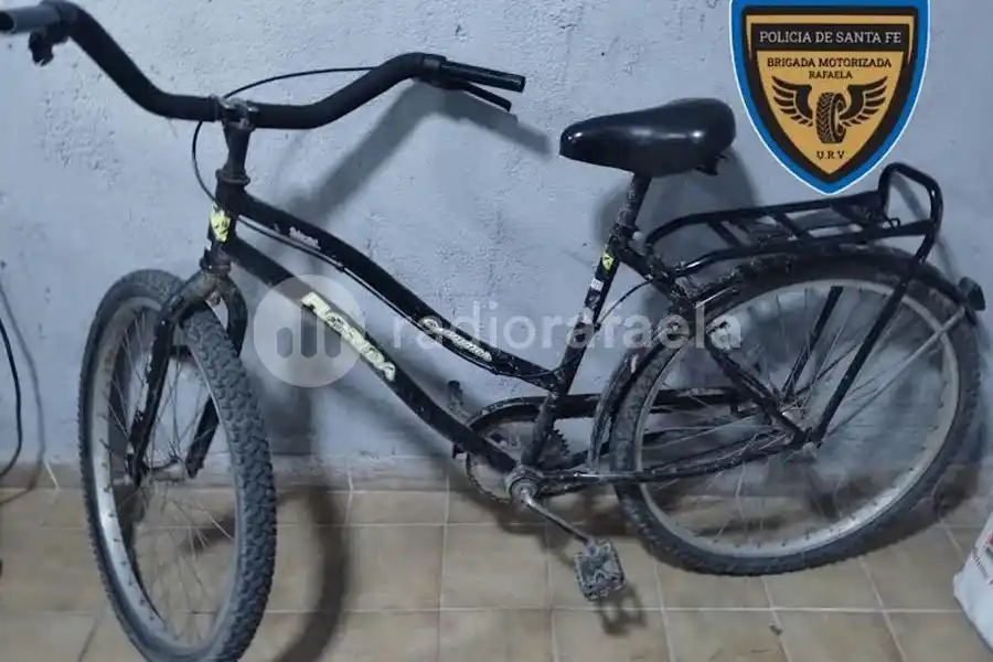 Descubrió a un hombre saliendo de su patio: en la huida, dejó una bici abandonada