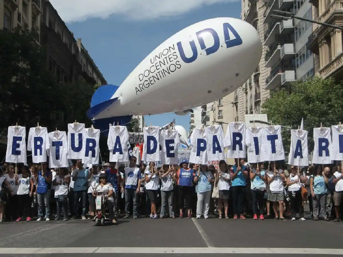 Docentes del país paran en reclamo de una paritaria nacional