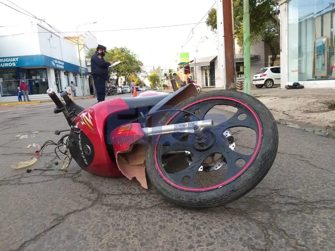 Un joven resultó con diversas lesiones tras un choque en una esquina céntrica