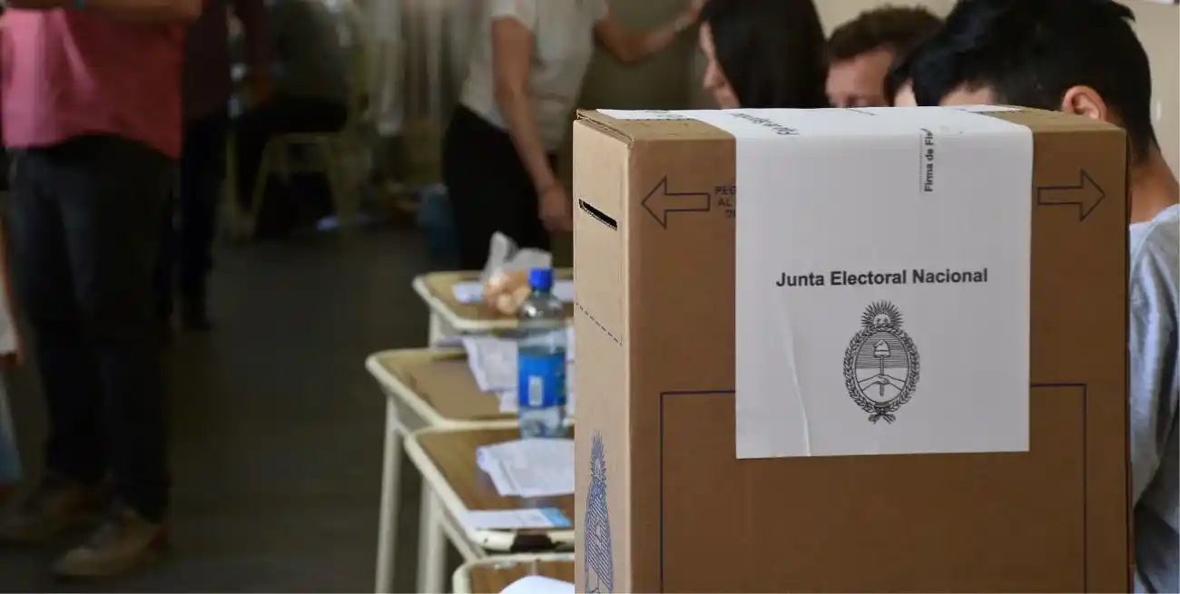 En el distrito Santa Fe, se oficializaron 36 boletas para la disputa por las diez bancas. Esas 36 boletas pertenecen 16 espacios políticos y la PASO servirá para definir la lista en 9 de esos frentes. Y son 35 las boletas para el representante provincial para el Mercosur.