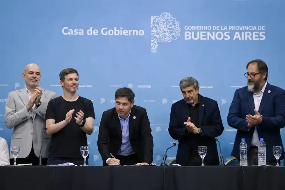 Kicillof anunció línea de inversión en ciencia y se diferenció de Milei a quien acusó de vaciar el sistema