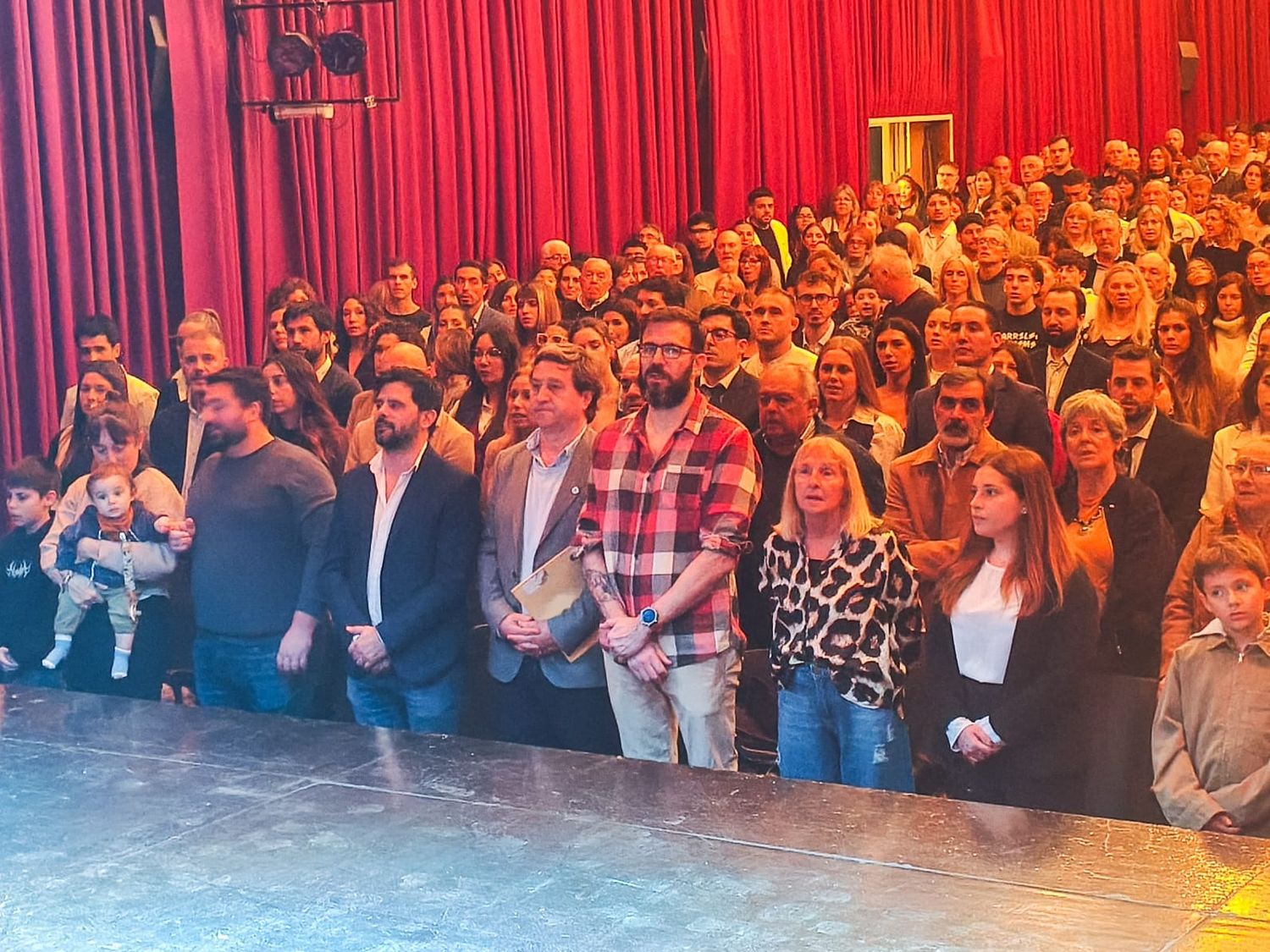 Más de 60 residentes recibieron sus diplomas tras culminar su formación en diversas especialidades de salud.