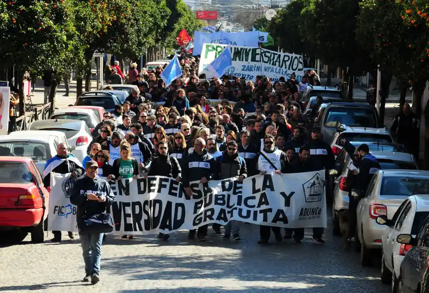 Masiva marcha en defensa de la universidad pública