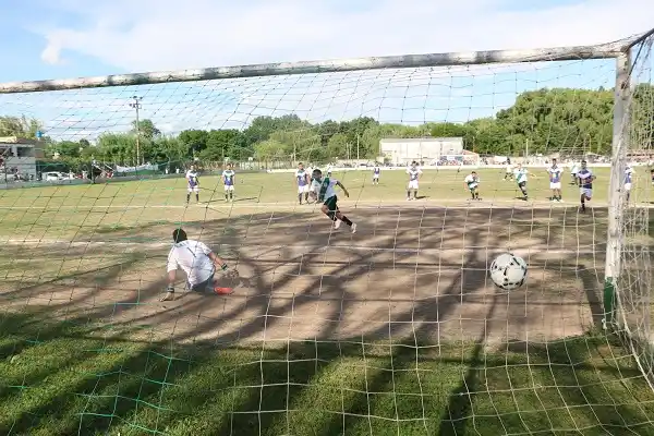 Pueblo Nuevo ganó y Juvenil goleó a Black River en el ascenso