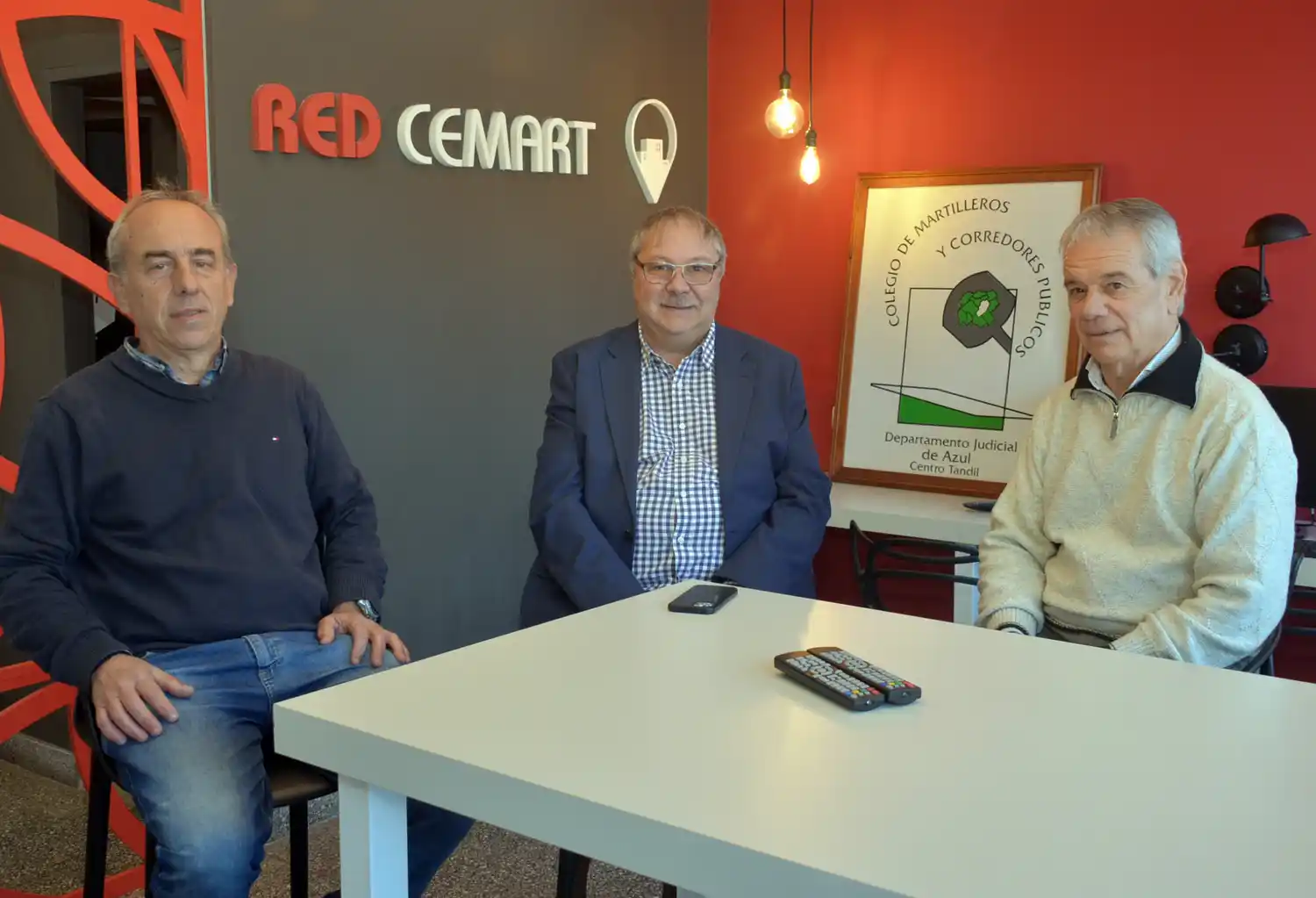 Gustavo Favre (presidente) en el centro, acompañado por Antonio Comiso (vicepresidente) y Horacio Romero (tesorero).
