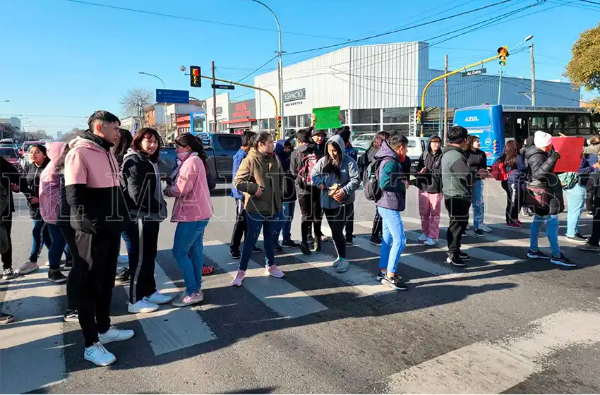 Secundaria rural 50: "Doy clases en el ingreso de la escuela con un baño químico al lado"