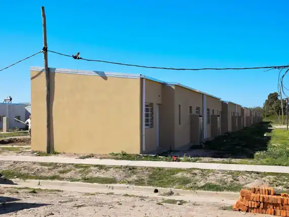 El oficialismo se expone a una denuncia por el apuro de las cien viviendas