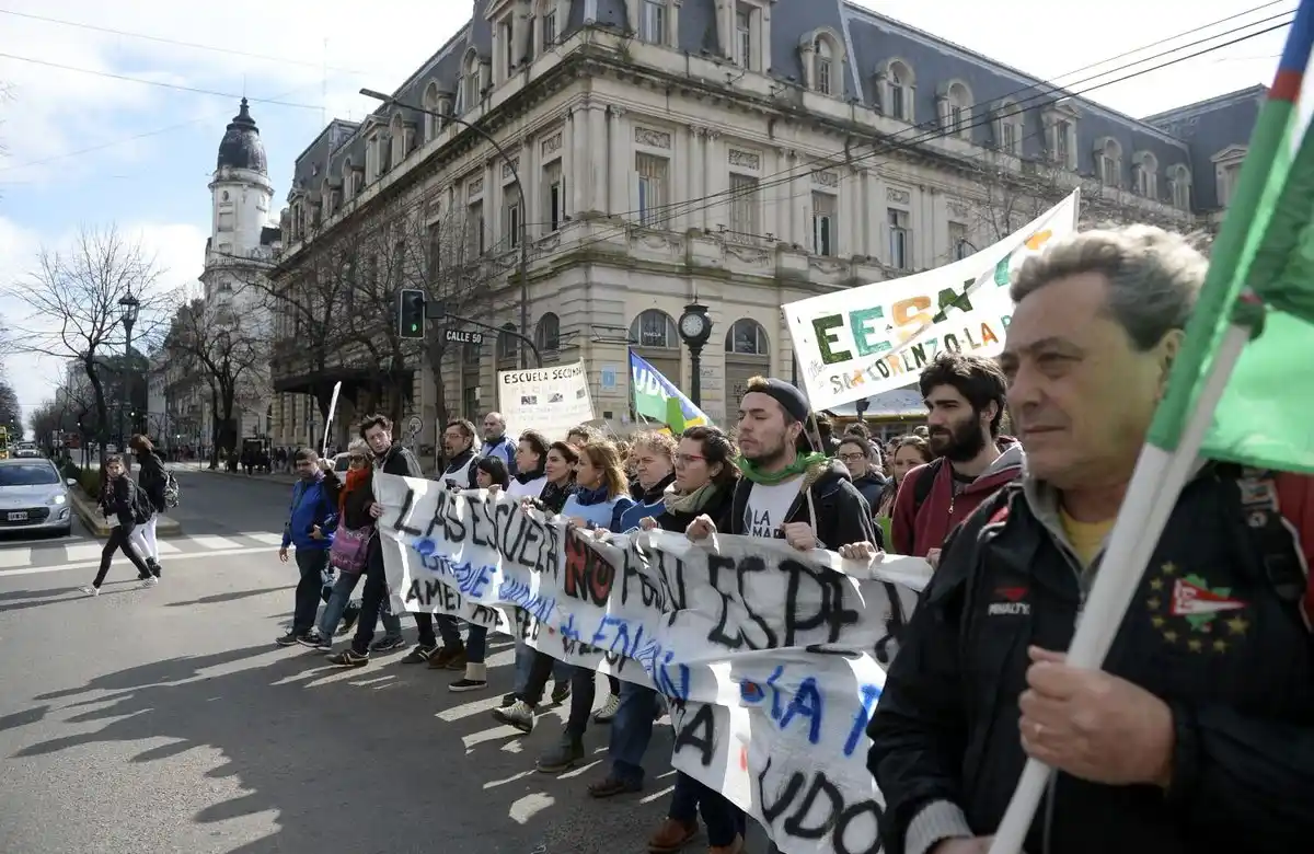 Docentes de la Provincia se movilizan en La Plata por infraestructura y comedores escolares
