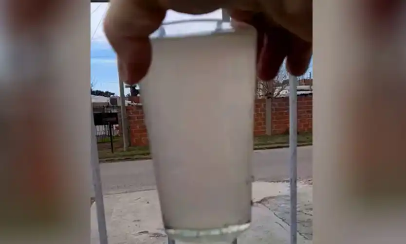Agua turbia de AySA: advierten por posibles daños a la salud