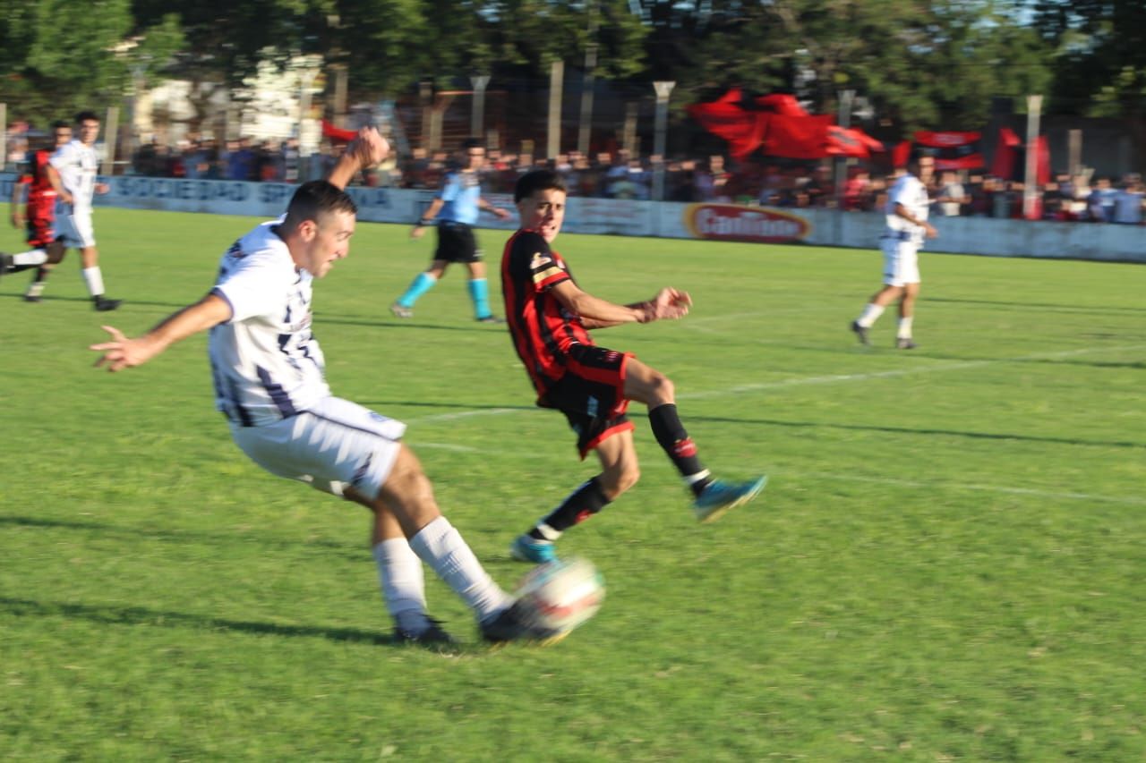 Ya parte el derechazo de Sebastián D. González, no puede tapar G.L. Ricalde y la pelota se le metería en el segundo palo a Lucas Britos. Fue la apertura del marcador, luego vino el empate rojinegro a través de Facundo Ricalde. El venidero domingo se juega la revancha en cancha centralista.