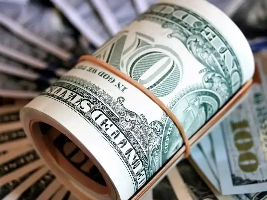 Los dólares se van del sistema bancario y terminan “bajo el colchón”