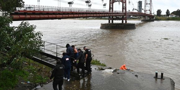 Drama en Santa Fe: hombre se arrojó desde el Puente Colgante y fue rescatado de milagro