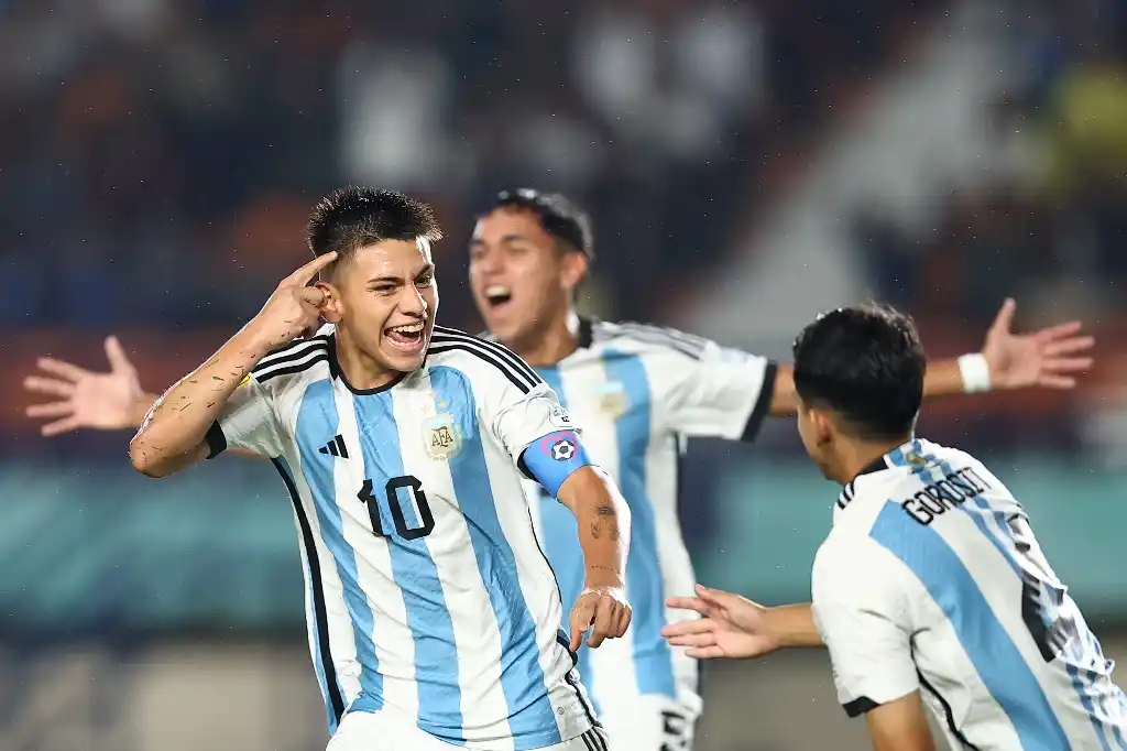 Argentina venció a Japón y se mantiene con chances