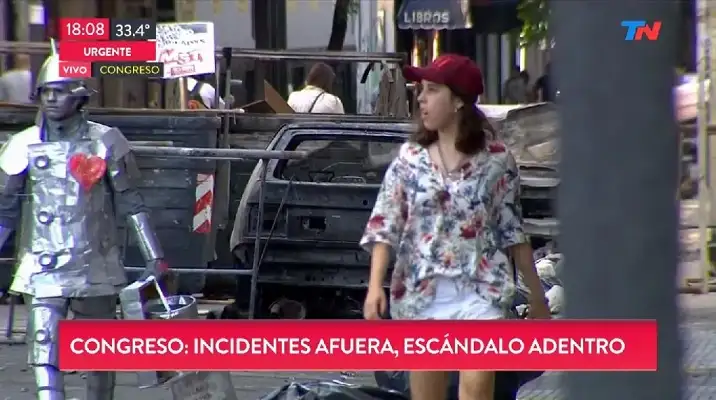 En medio de los disturbios, apareció el hombre de hojalata