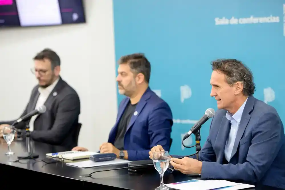 Gabriel Katopodis habla en conferencia de prensa.