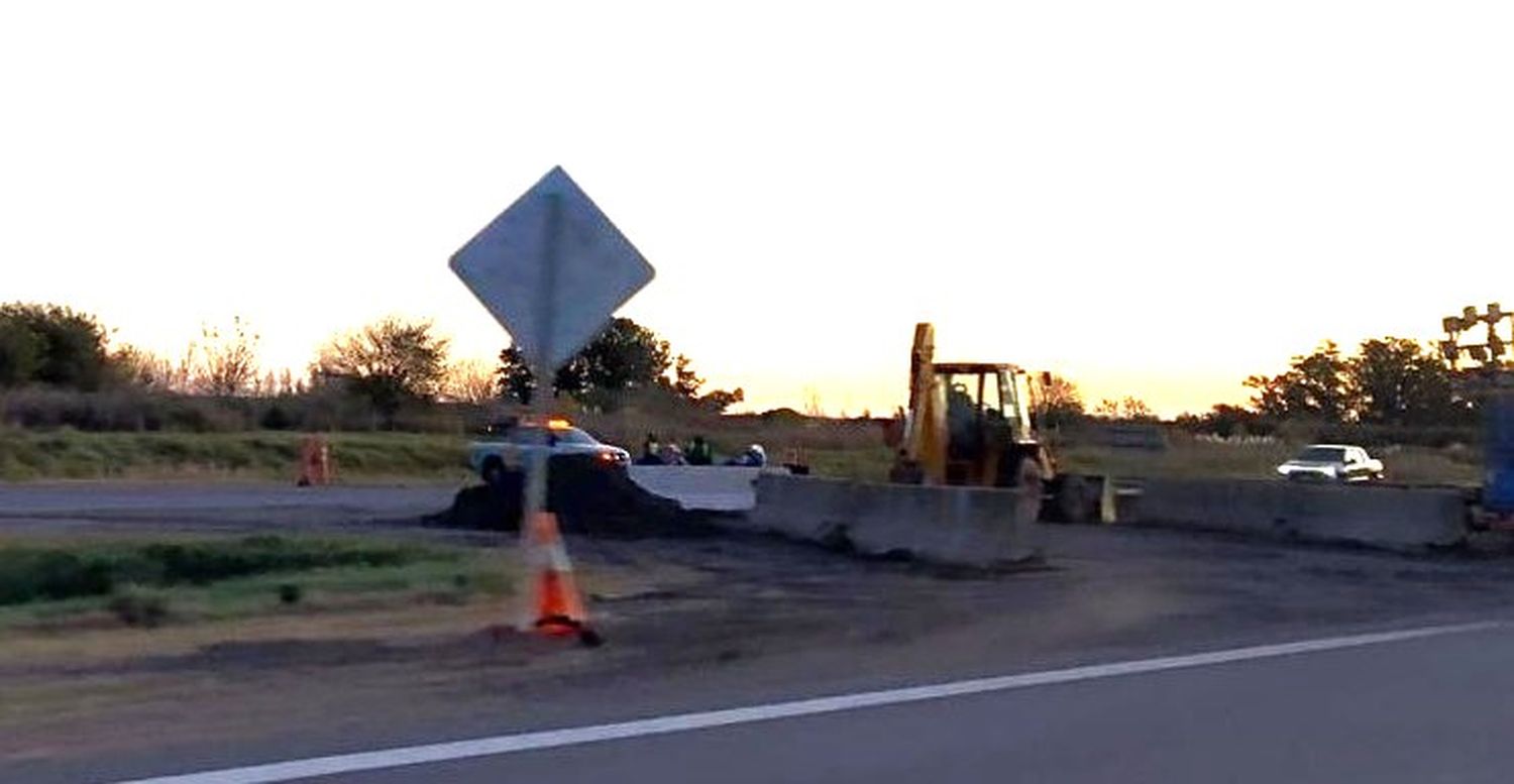 El puente sobre el río Areco está reparado y enn el lugar Corredor Viales monitorea.