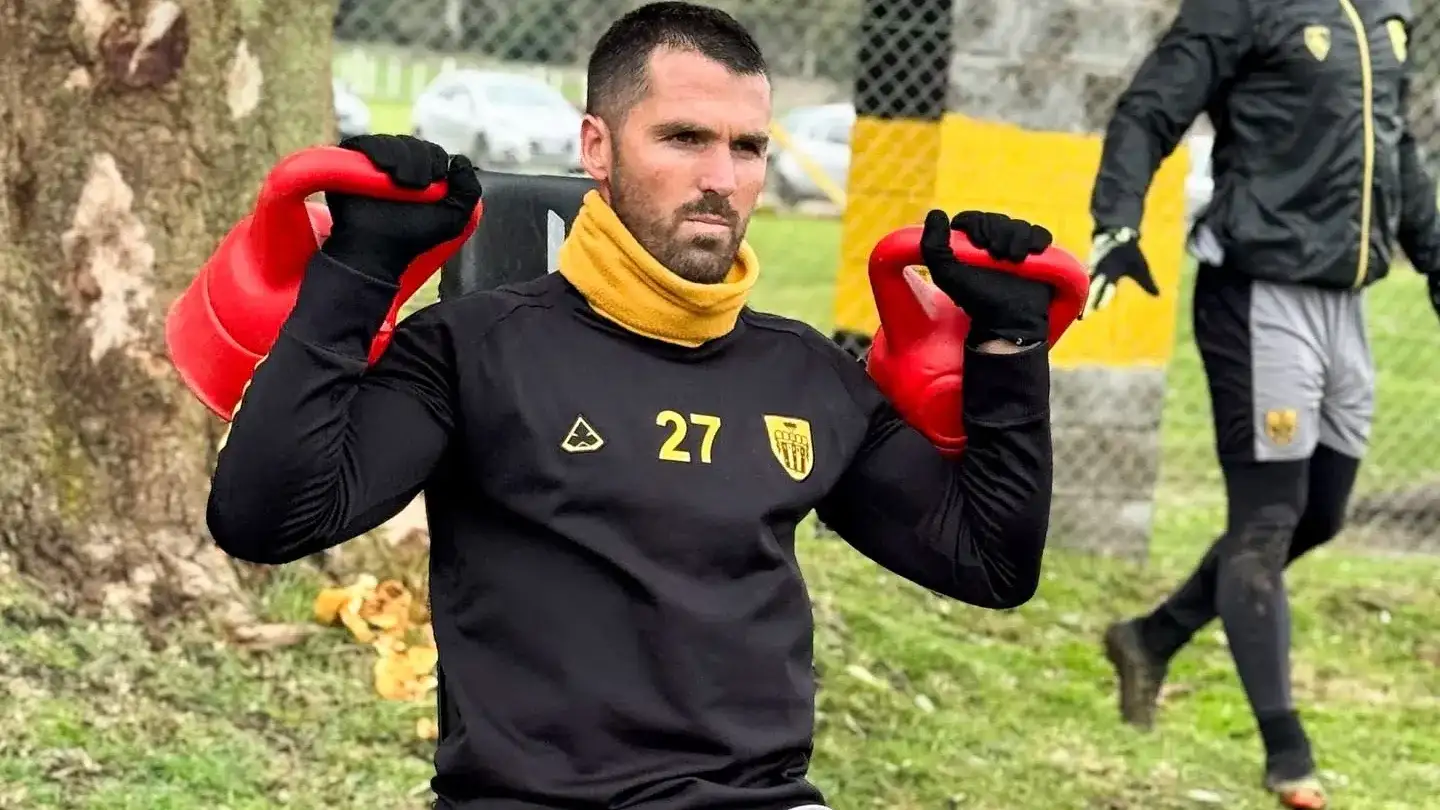 FOTO CLUB SANTAMARINA Romat, defensor de Santamarina.