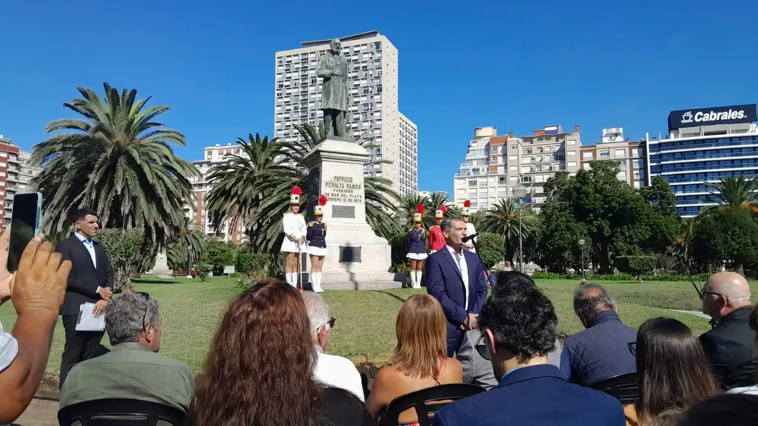 Apertura del acto oficial por el aniversario de la ciudad, con la Guardia del Mar presente.
