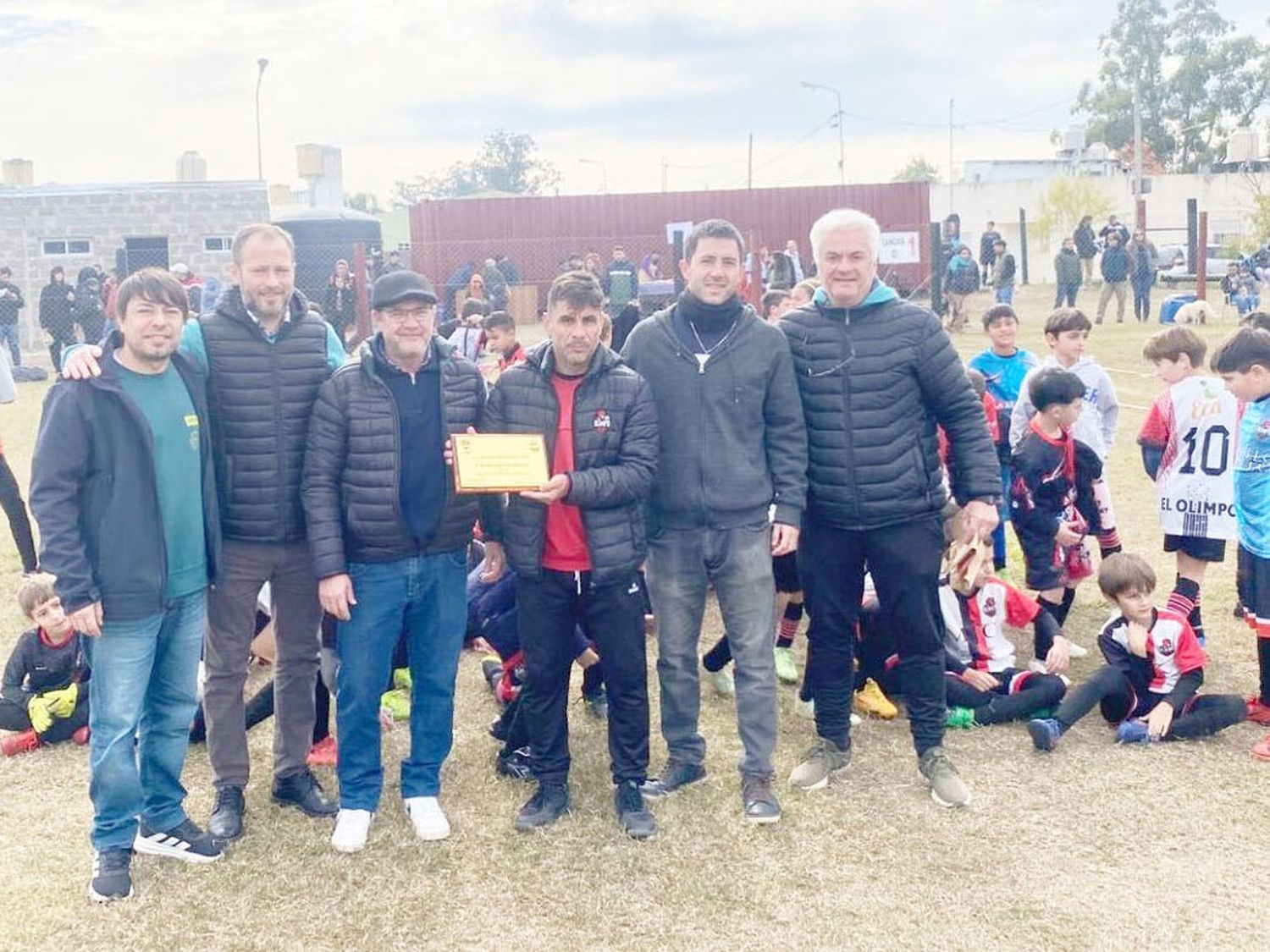 Alexis Mella dirigente de El Olimpo, junto a autoridades de la Liga.