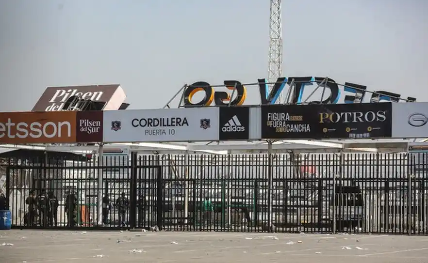 Colapsó parte del techo de una tribuna en un estadio: hubo varios heridos