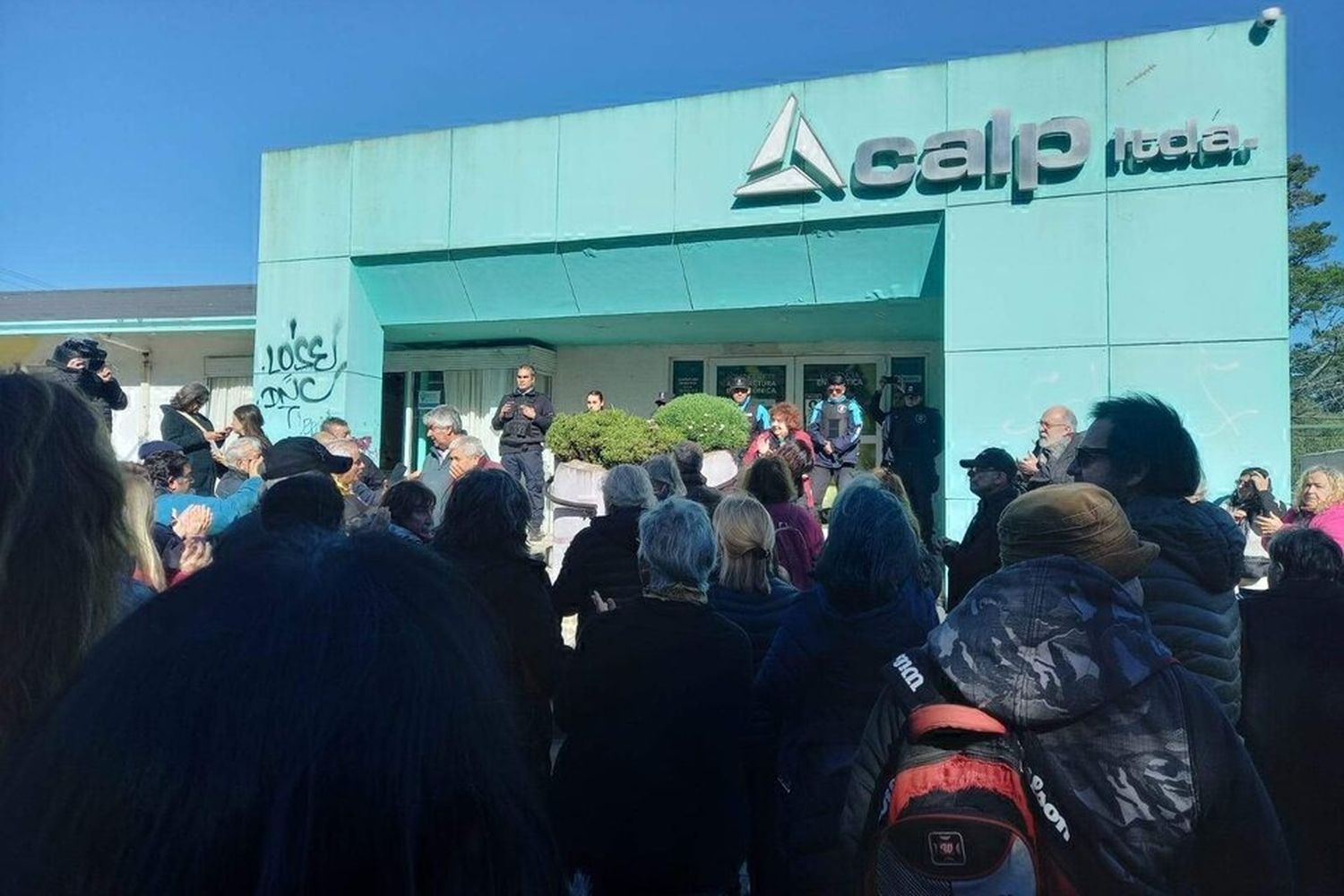 Los vecinos protestando frente a la CALP.