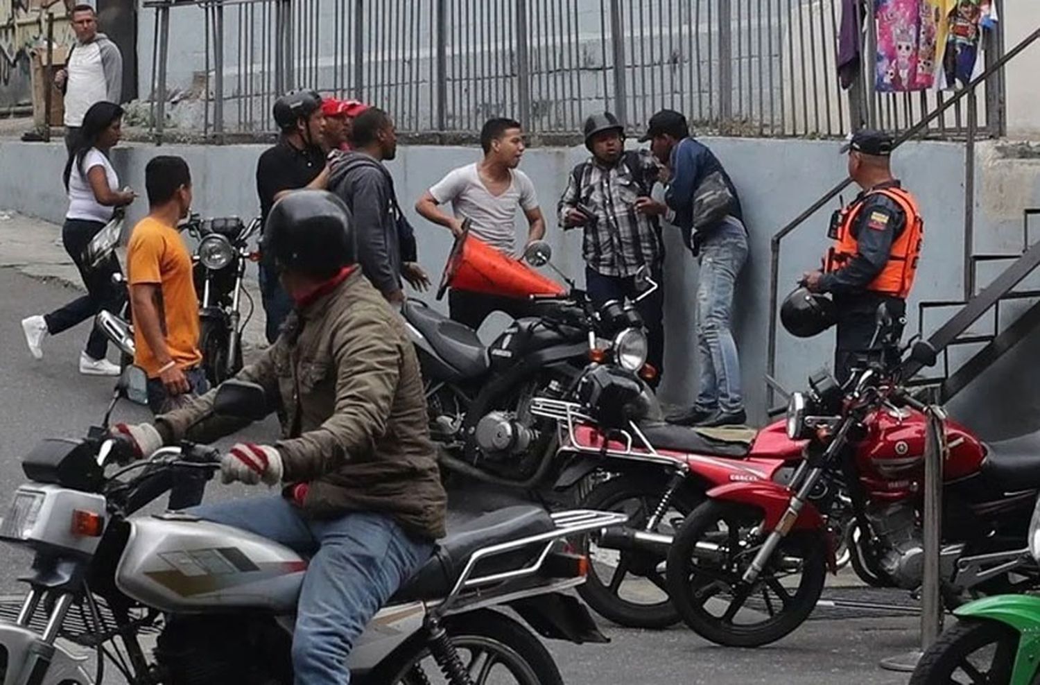 Venezuela: civiles armados atacaron a opositores afuera del Parlamento
