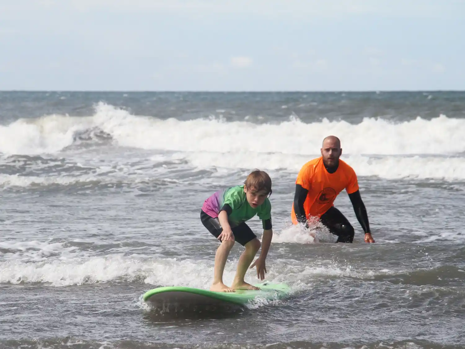 La falta de sol no frenaron las clases de surf en las playas de Claromecó