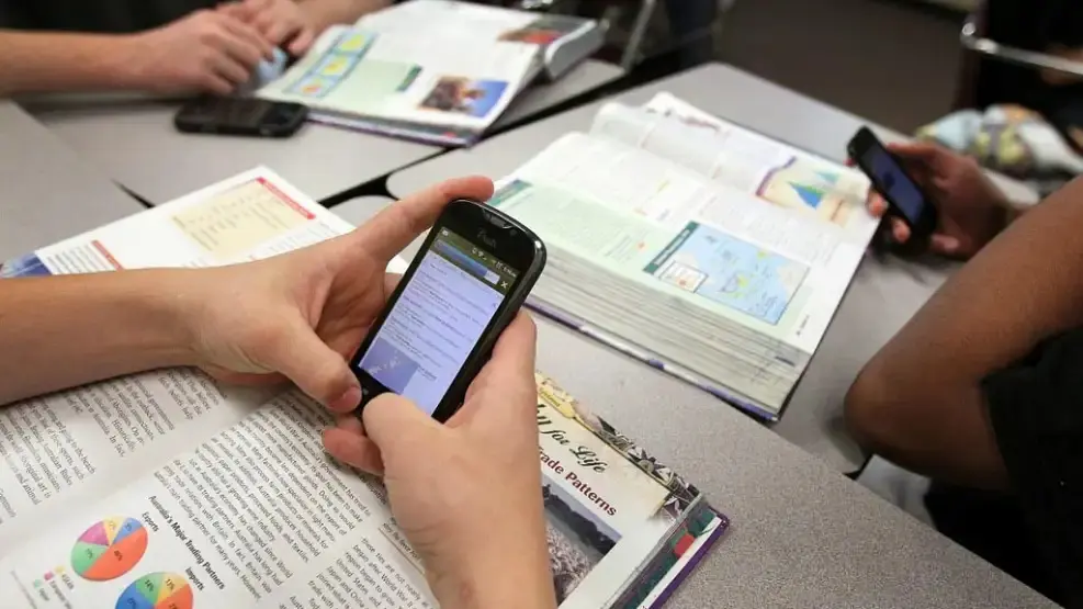 Celulares y la IA en el aula, una discusión que sigue abierta