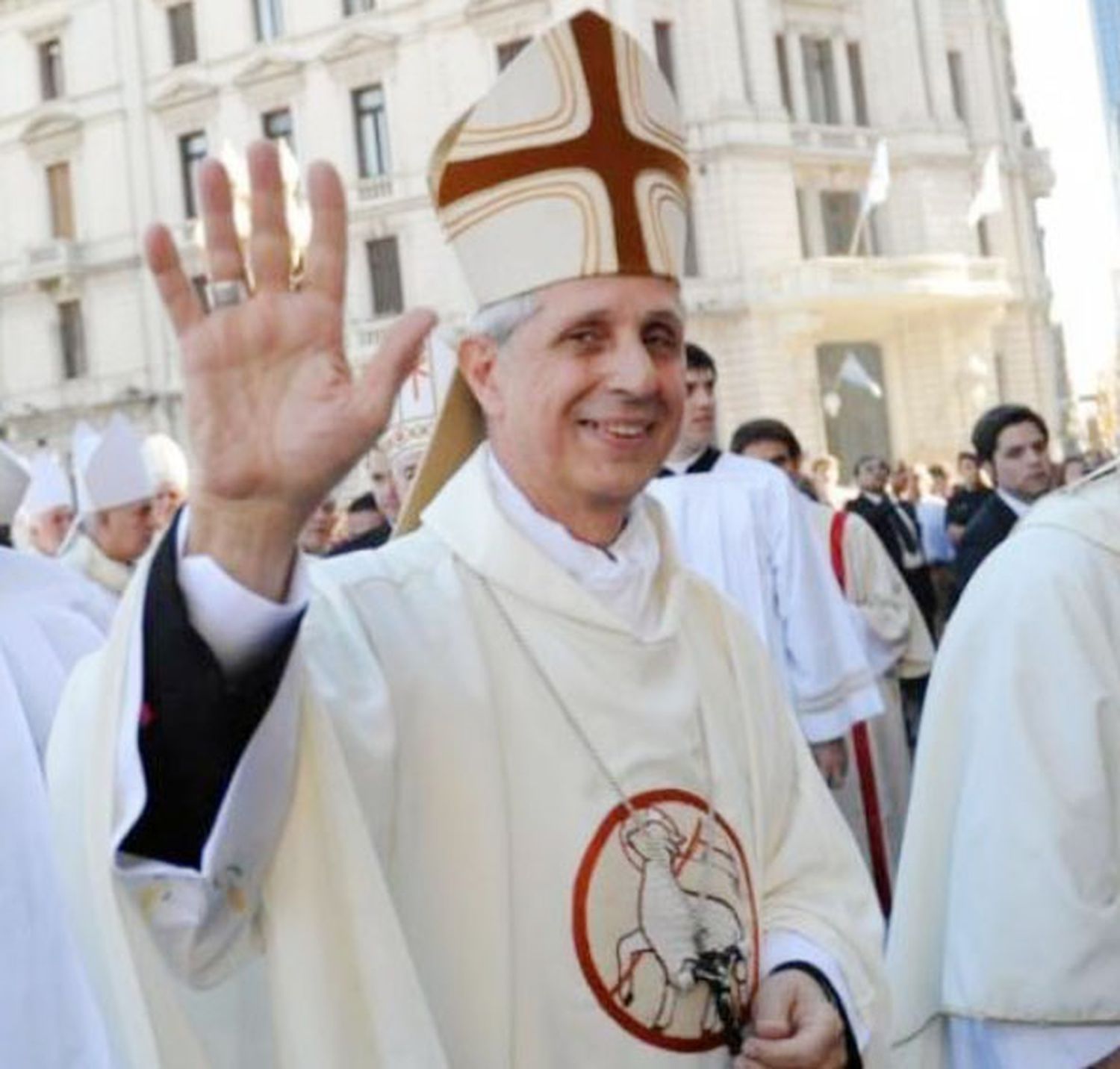 La comunidad porteña despide al cardenal Poli en la celebración del Corpus