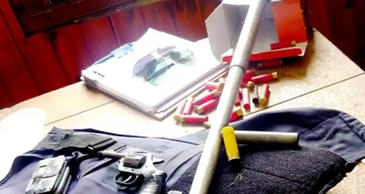 Dos detenidos en El Caserito, con armas y chalecos de la Policía