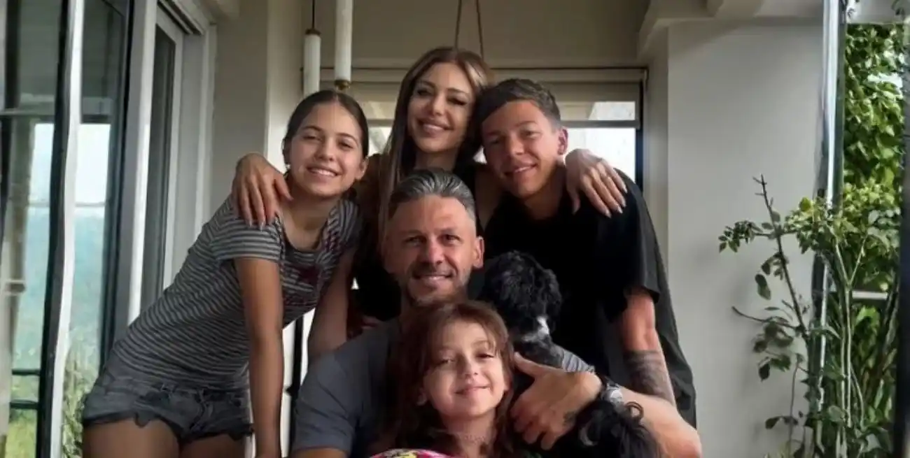 Las imágenes difundidas muestran a Demichelis y los menores luchando por mantener la cabeza fuera del agua, mientras el oleaje los envolvía.