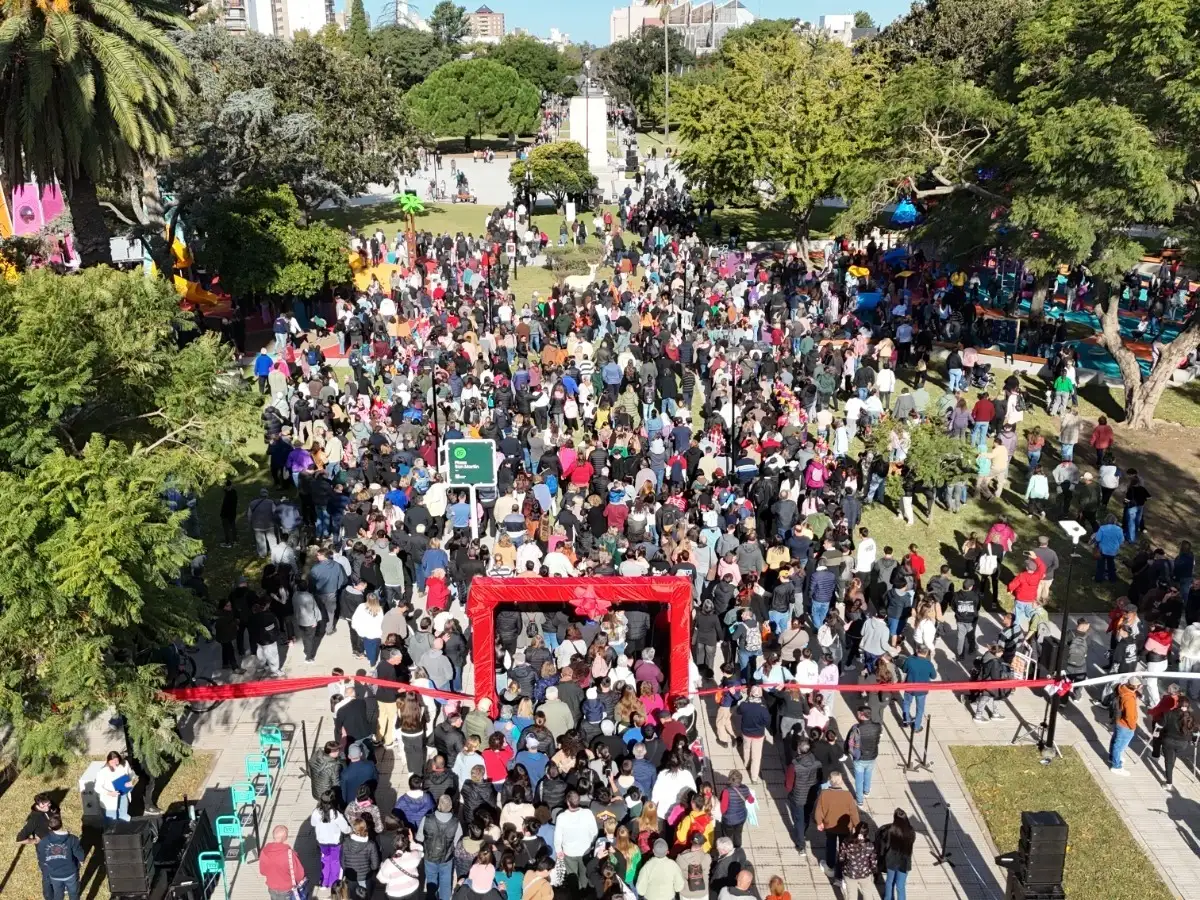 Gran cantidad de vecinos en la apertura de la plaza.