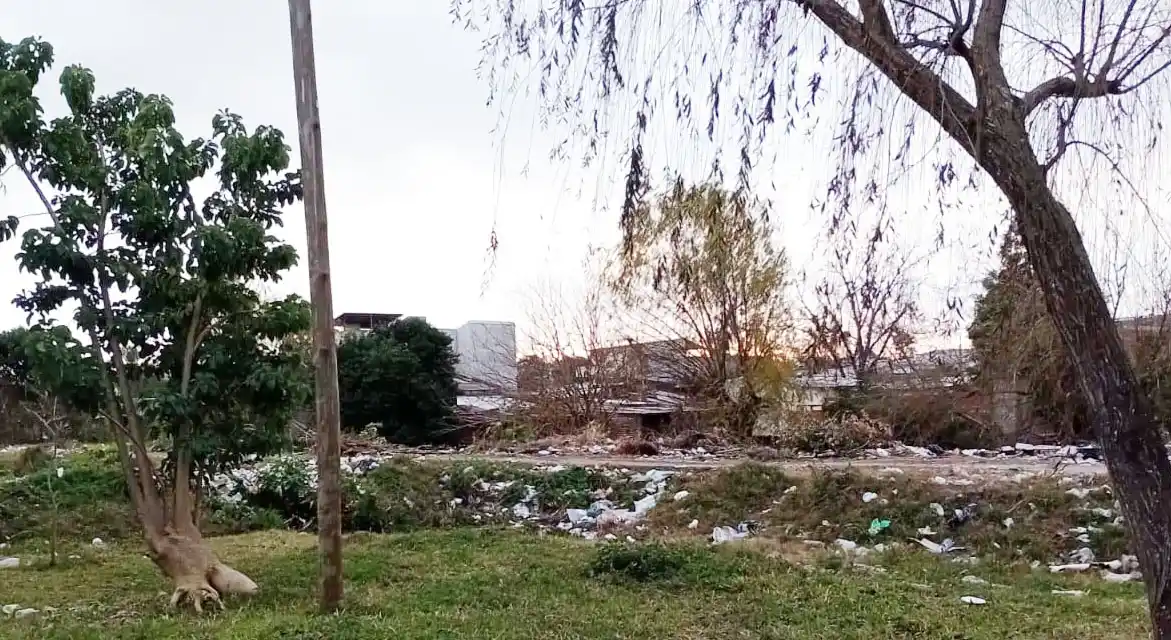 Calles intransitables y un basural en lugar de una plaza