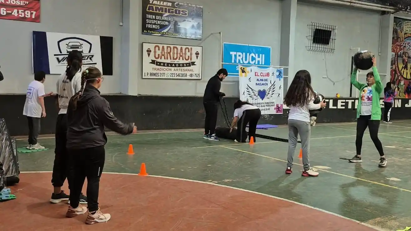 La propuesta, única en la ciudad, combina actividades físicas adaptadas con un enfoque lúdico y atención personalizada en grupos reducidos.