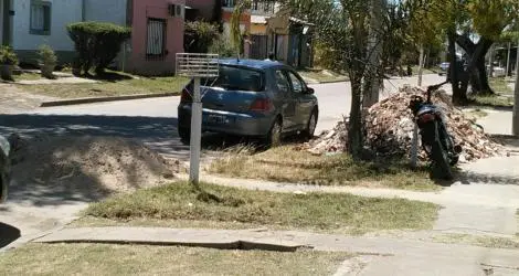 Vereda obstruida por escombros