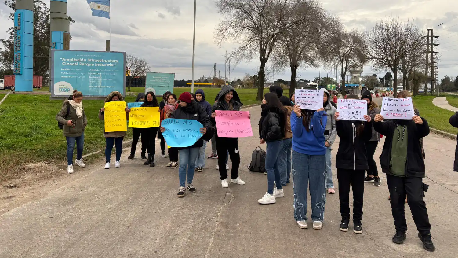 Los estudiantes no pueden asistir a las clases porque los caminos superan los seis kilómetros de distancia y no tienen cómo acceder.