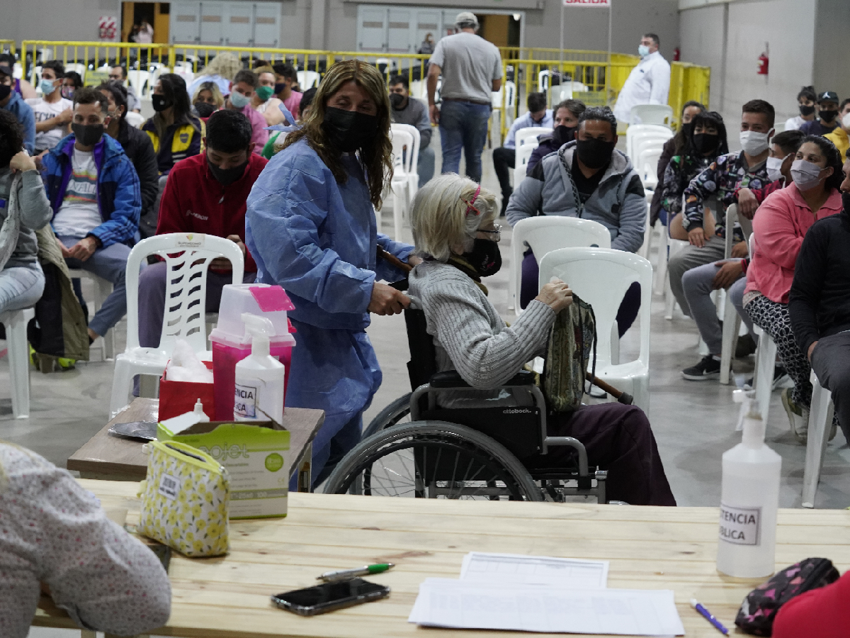 Gran convocatoria    tuvo la edición de la  noche de las vacunas 