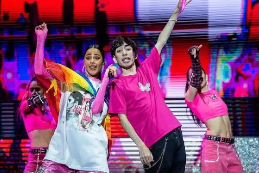 VIDEO | Tini invitó a un fan al escenario y se llevó una sorpresa